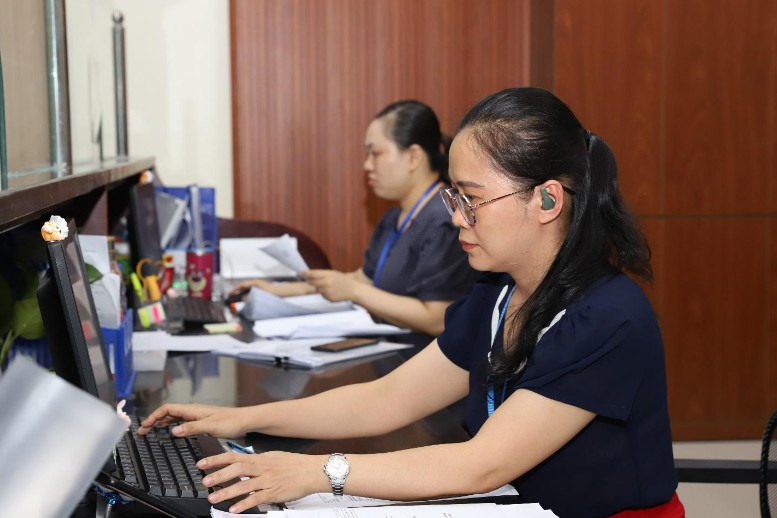 Công chức KBNN Ninh Thuận tiếp nhận hồ sơ trên hệ thống DVCTT   Ảnh: ĐV